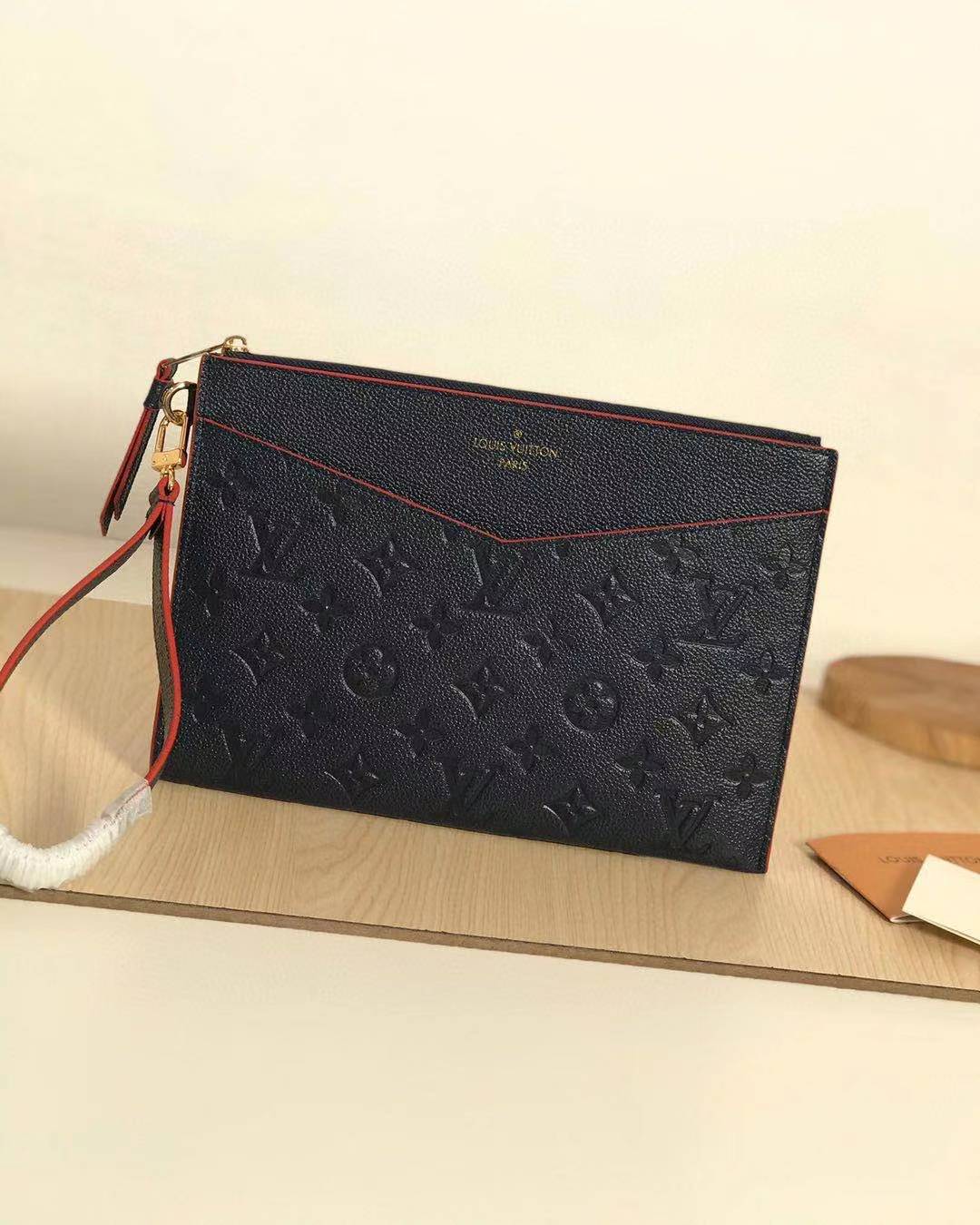 Louis Vuitton 루이비통 신상 포쉐트 멜라니 MM