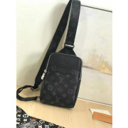 50위 LOUIS VUITTON 루이비통 아웃도어 슬링백