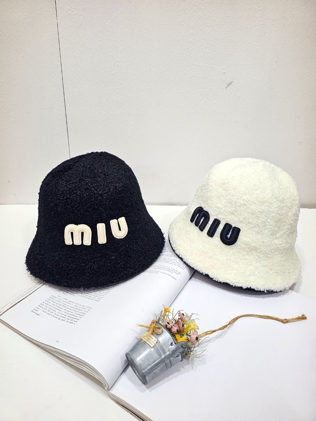 MIUMIU 미우미우 수입벙거지 (2컬러)