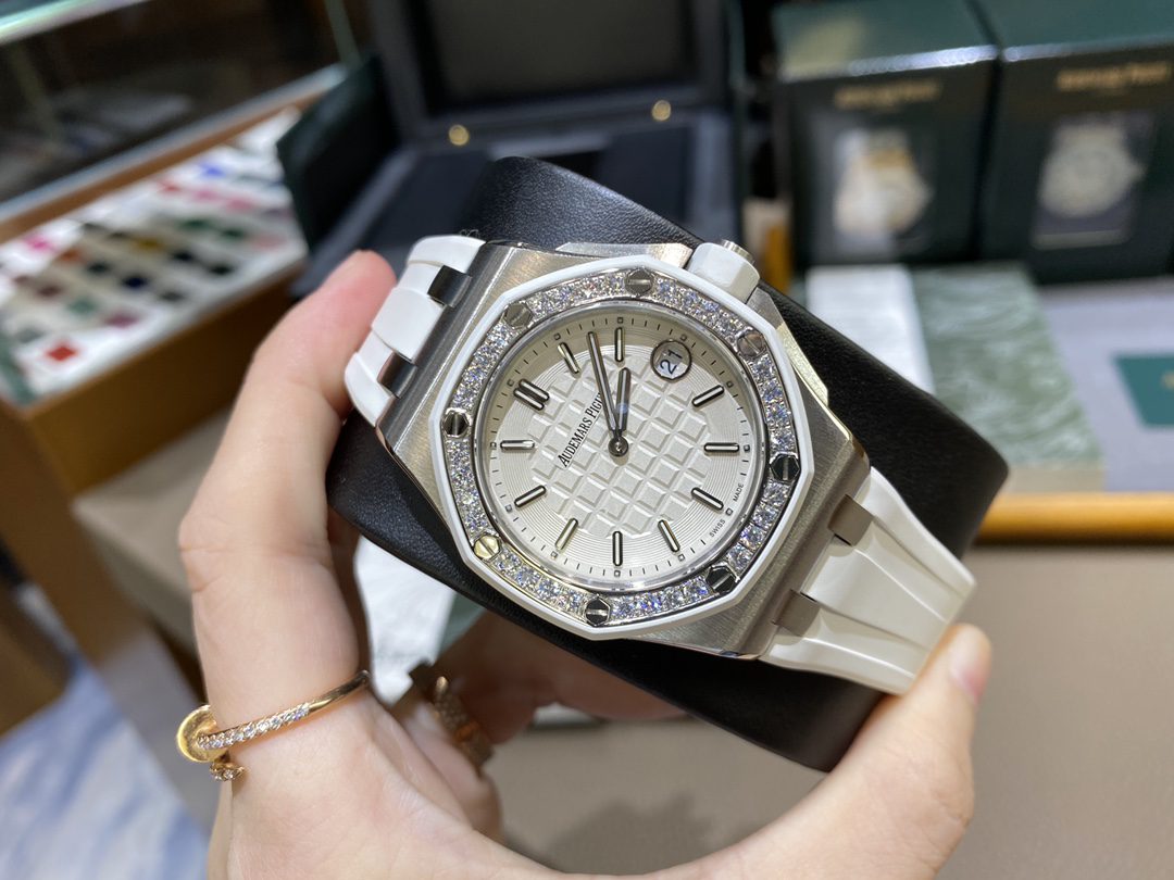 AUDEMARS PIGUET  오데마피게 로얄오크 화골 금통 다이아베젤 러버밴드 37mm 57540