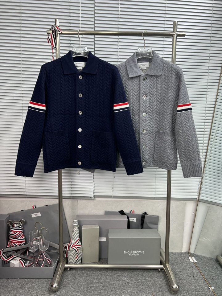 THOM BROWNE 톰브라운 메리노 울 앤 코튼 퀄티드 암밴드 워크 니트 자켓