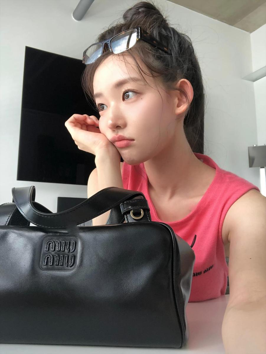 [배우 최윤지] MIUMIU 미우미우 가죽 탑 핸들백 5BB182