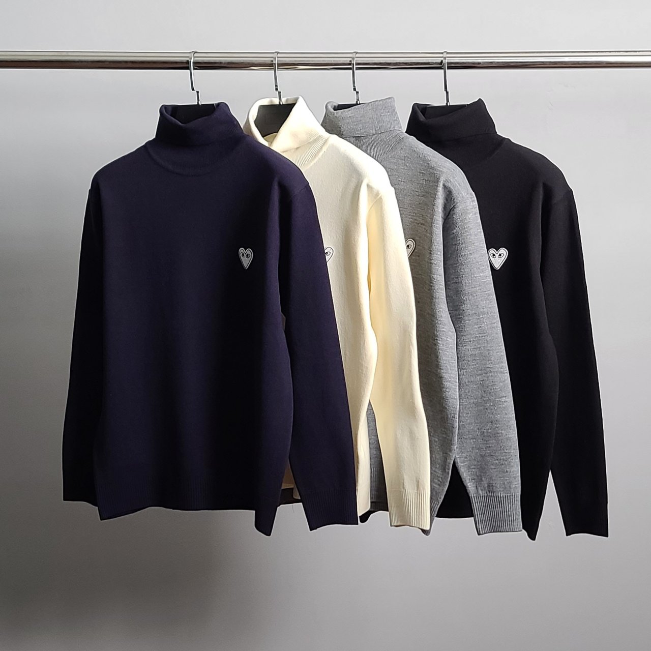 COMME DES GARCONS 꼼데가르송  화이트와펜 터틀넥 니트