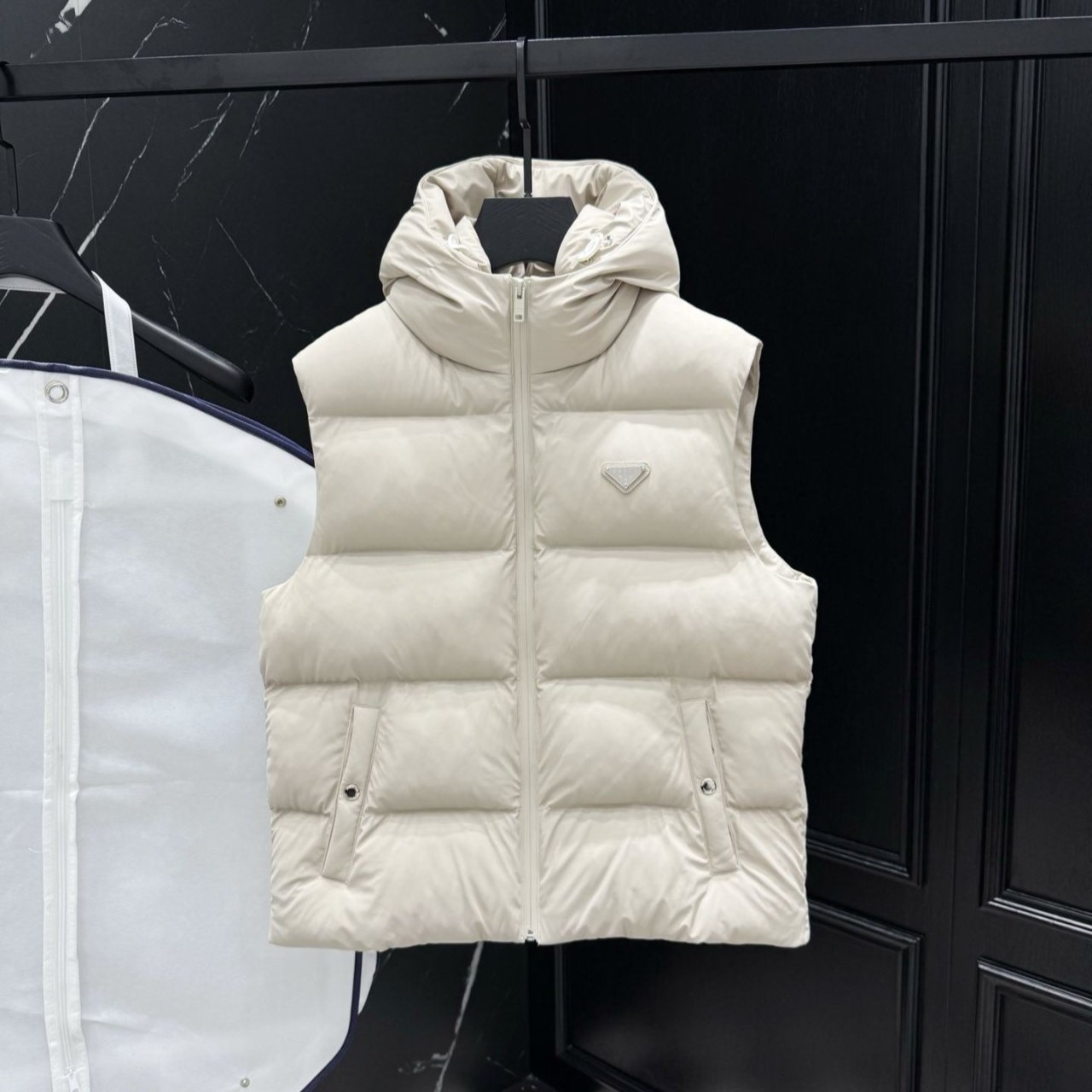 PRADA 프라다 메탈 플레이트 리나일론 다운 베스트 2COLOR