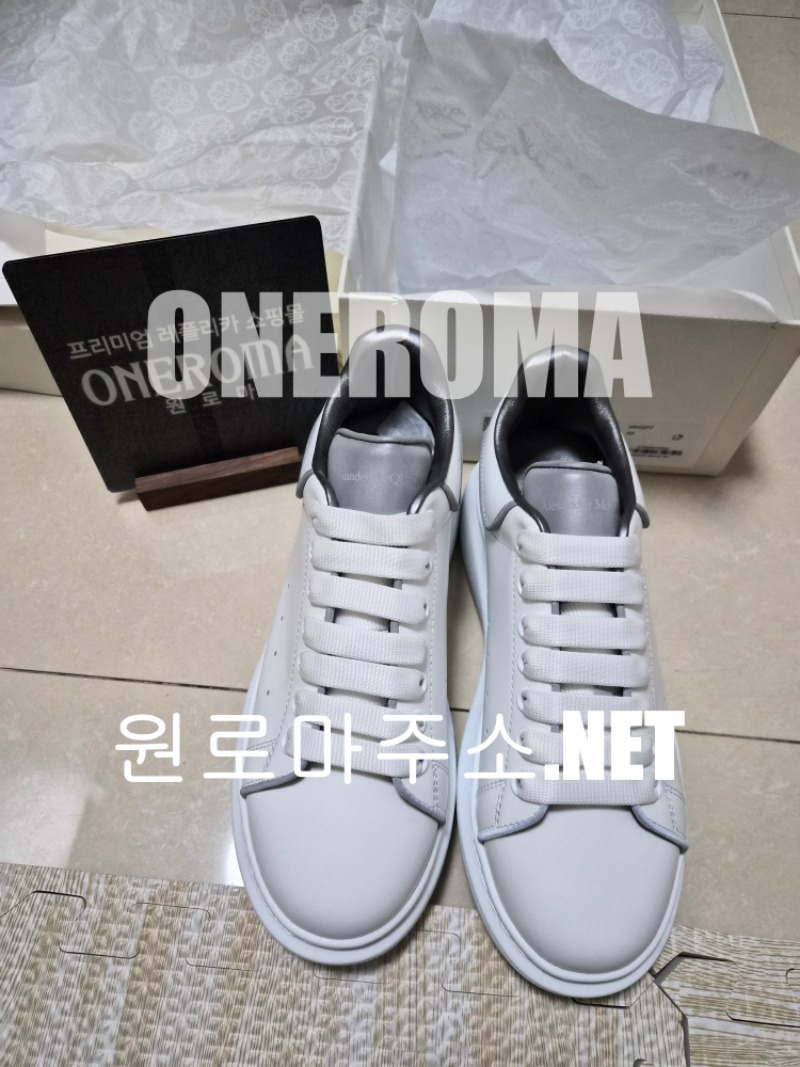 알렉산더 맥퀸 화이트 탭 오버솔 야광