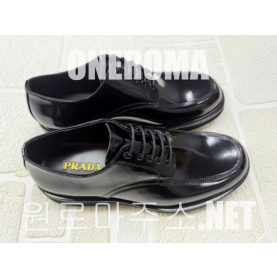 프라다 브러시드 레더 더비 슈즈 블랙